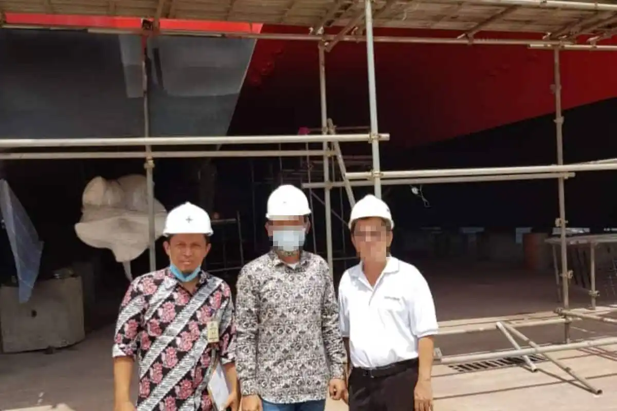 Rio bersama owner kapal dan pihak asuransi di depan kapal yang sedang dibangun di galangan Tanjung Uncang, Batam