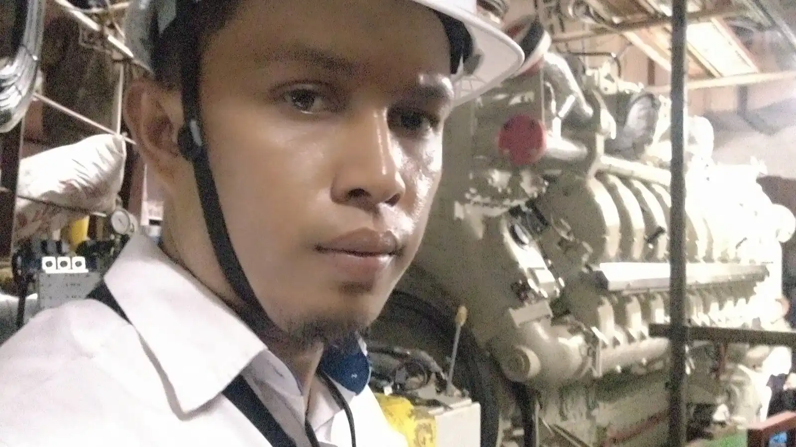 Rio Mardiansyah memeriksa mesin kapal saat proses klaim asuransi di Batam