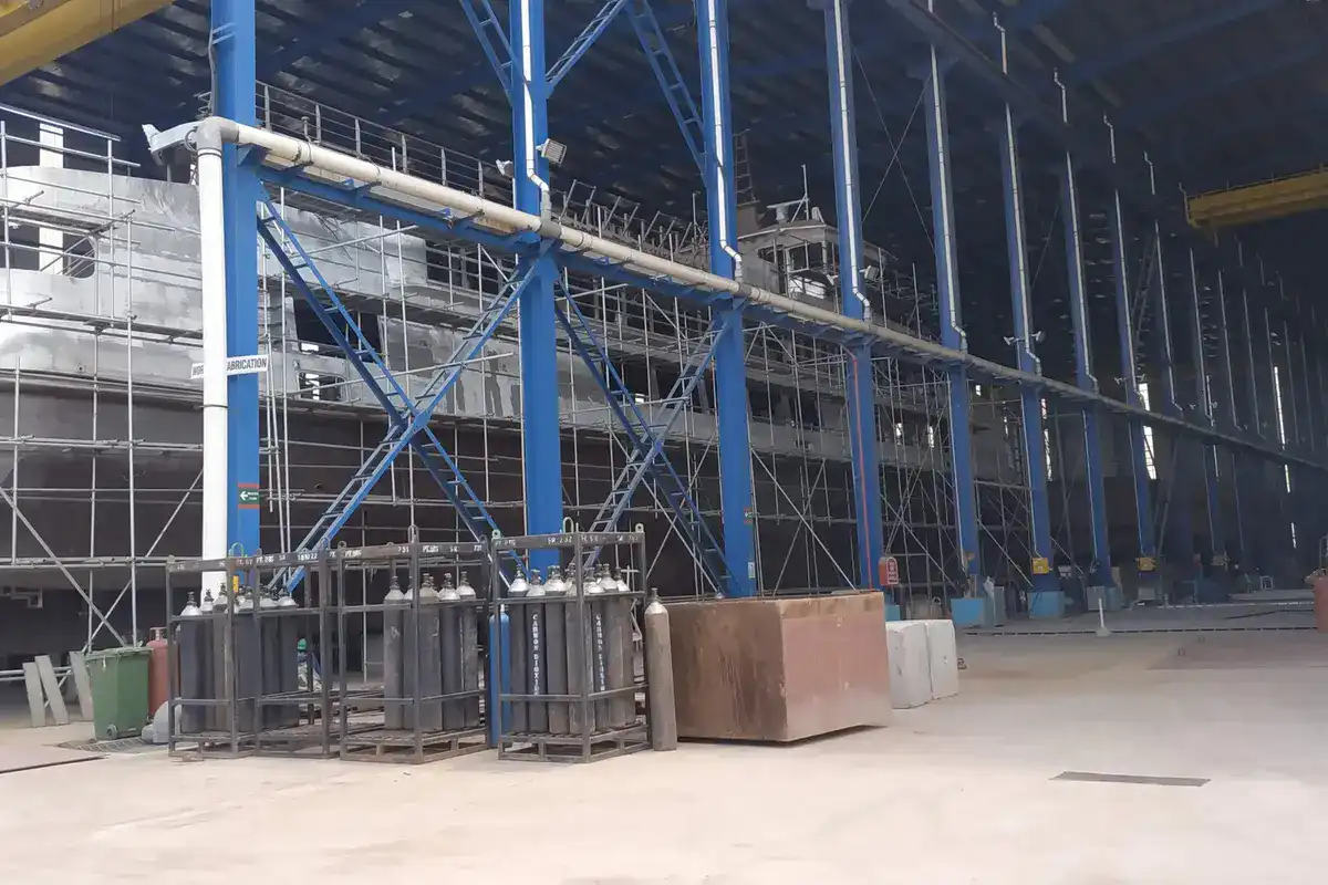 Kapal dalam proses pembangunan di galangan kapal Batam yang dilindungi Builder's Risk Insurance