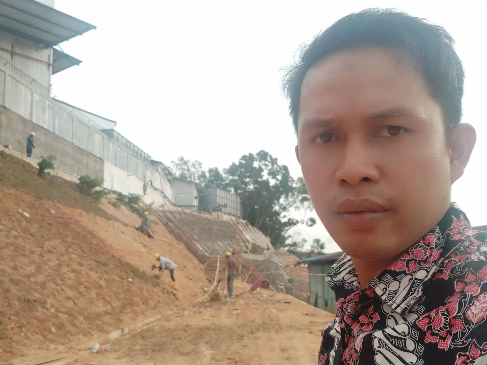 Rio melakukan survei lapangan asuransi CECR pada proyek revetment di Batu Ampar, Batam