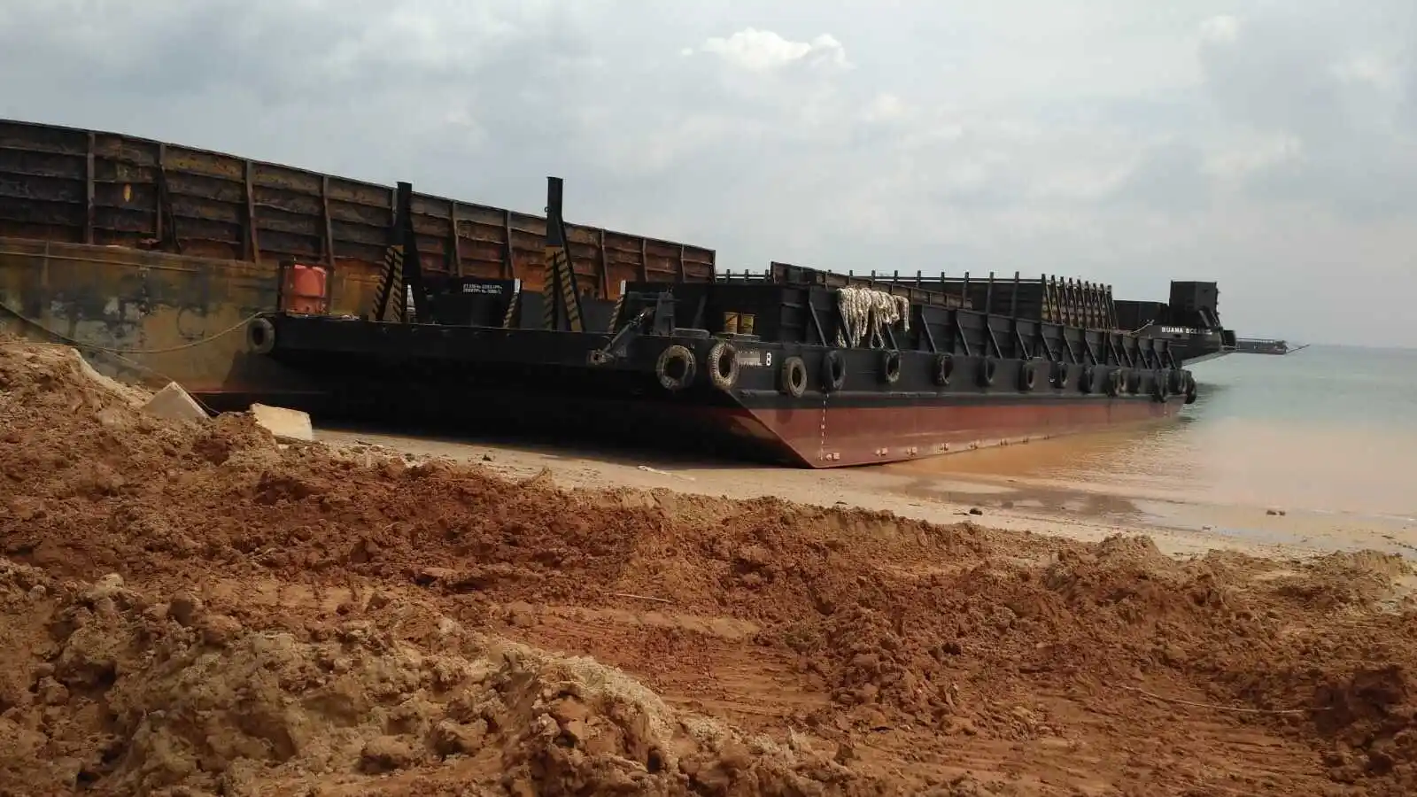 Tongkang di perairan Nongsa, Batam yang dilindungi asuransi kapal dan armada